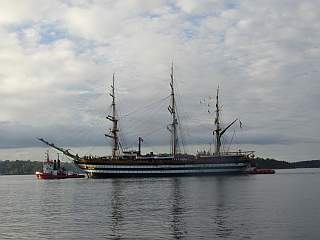 Kanonenschüsse von der Amerigo Vespucci