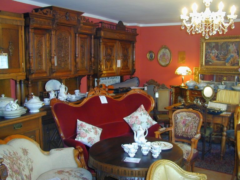 Informationen zu den antiken Möbeln von Antik mit Stil